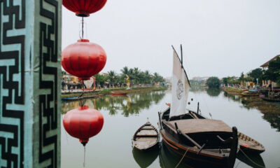 Essa cidade encanta quando lanternas acesas transformam a noite em magia pura