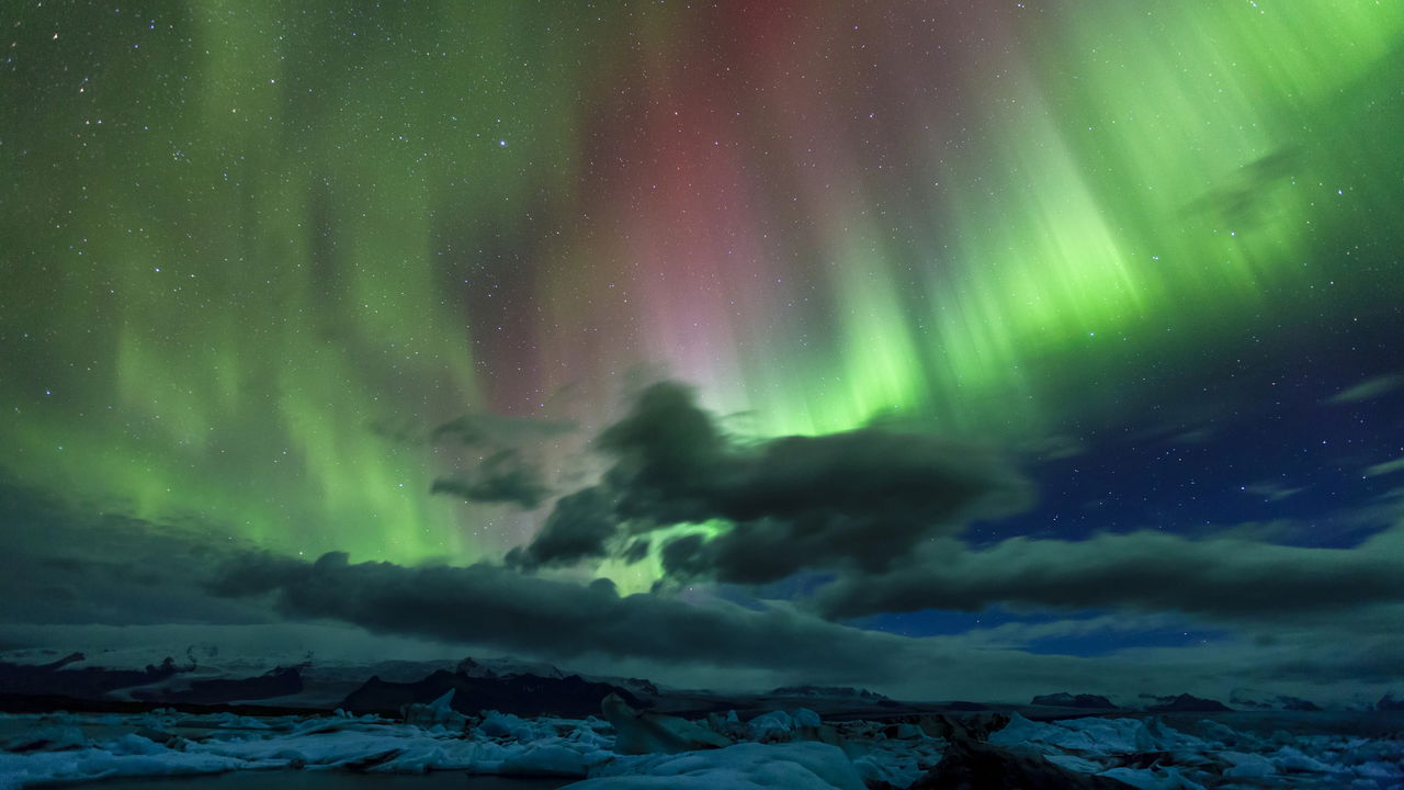 A cidade encanta com auroras boreais, banhos termais e paisagens impressionantes