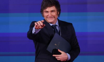 Javier Milei é retirado de carreata após ataques em Buenos Aires