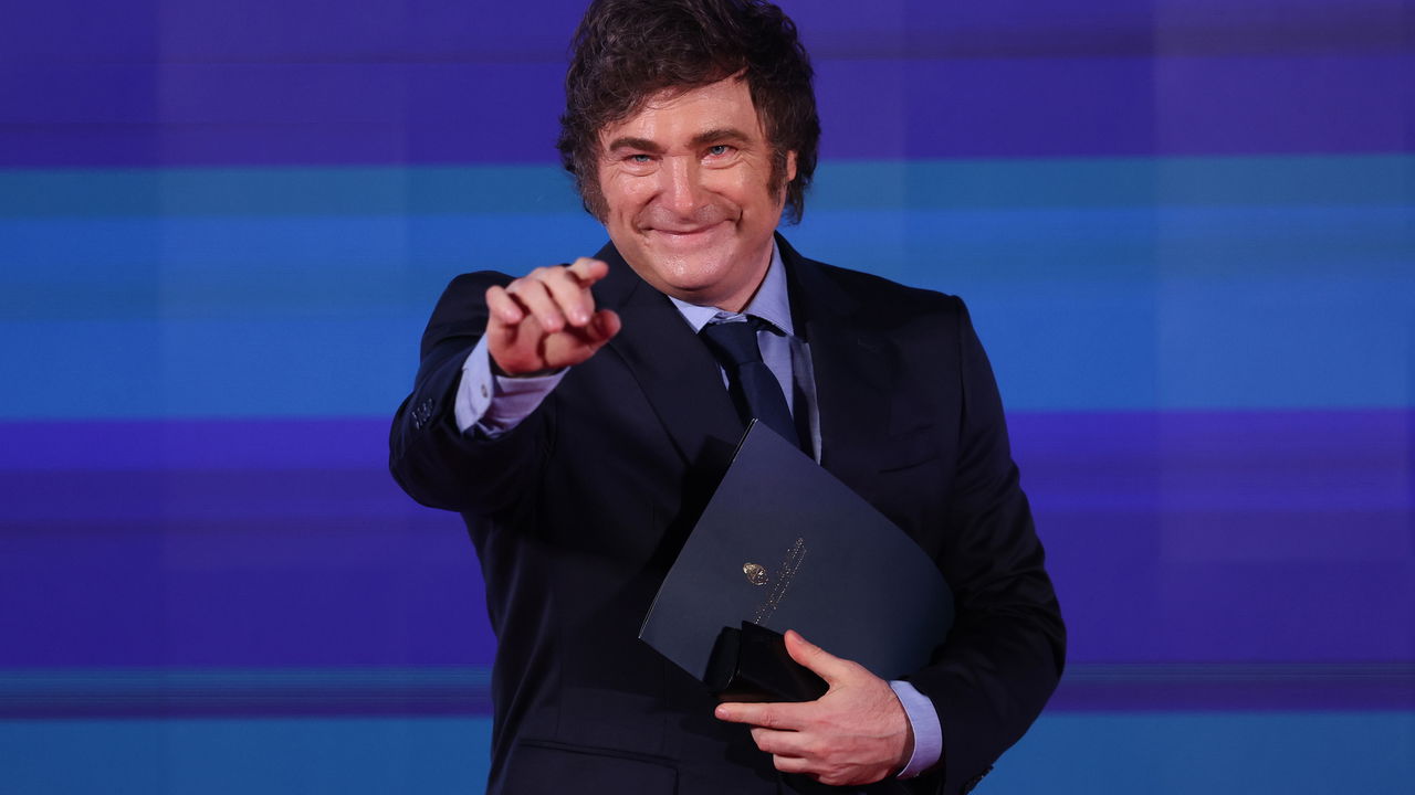 Javier Milei é retirado de carreata após ataques em Buenos Aires