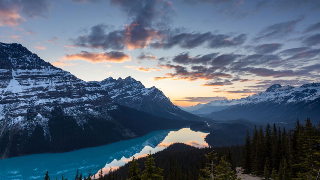 A cor das águas do Lago Peyto vai te hipnotizar
