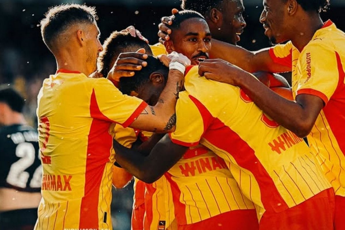 Lens x Lyon hoje (16) onde assistir e escalações da estreia