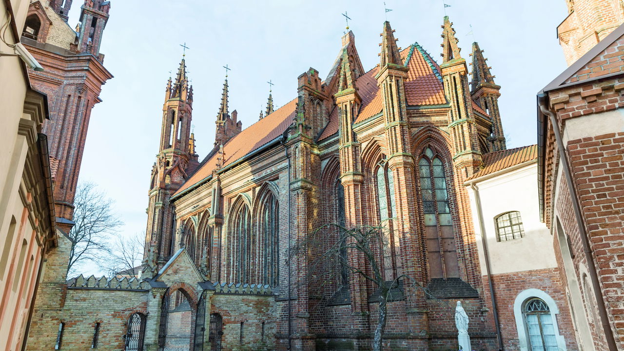 Essa cidade guarda segredos que vão além de castelos e catedrais