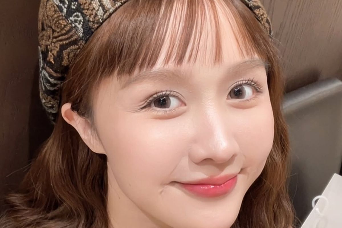 Liz Lin Ruoyu sorri em selfie, com maquiagem leve e boina estampada