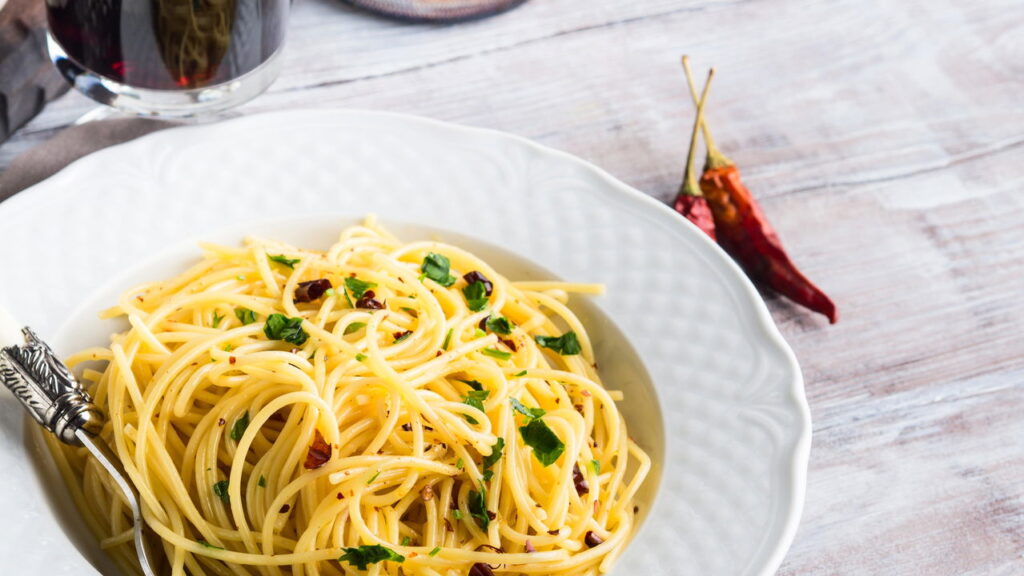 Macarrão ao alho e óleo irresistível e sem cheiro nas mãos
