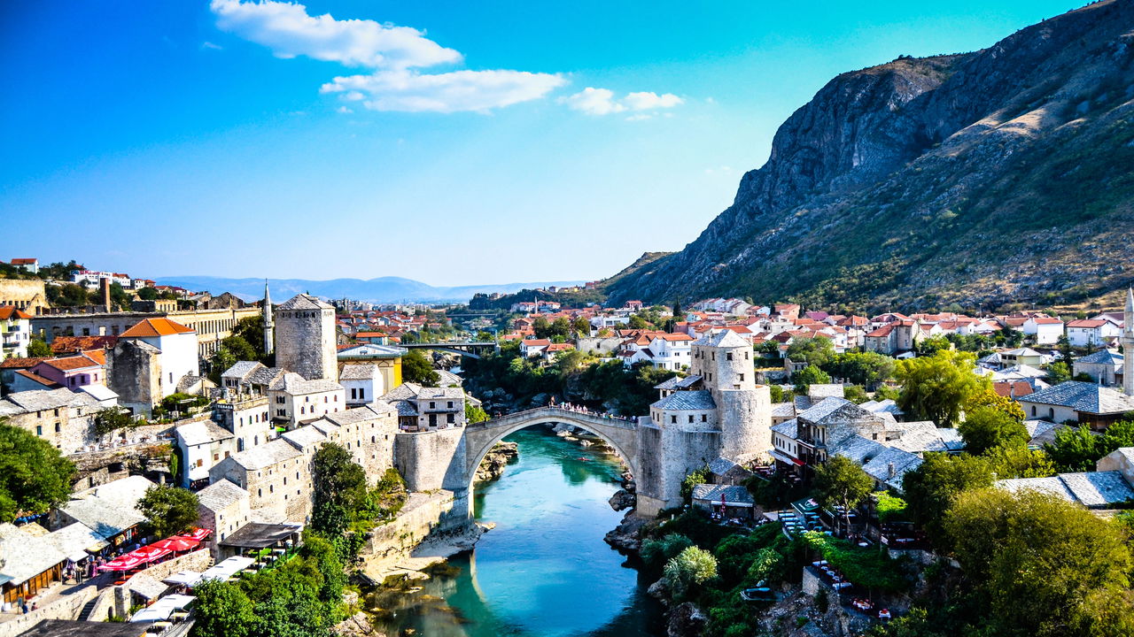 Essa cidade esquecida do Leste Europeu guarda uma ponte que mudou tudo