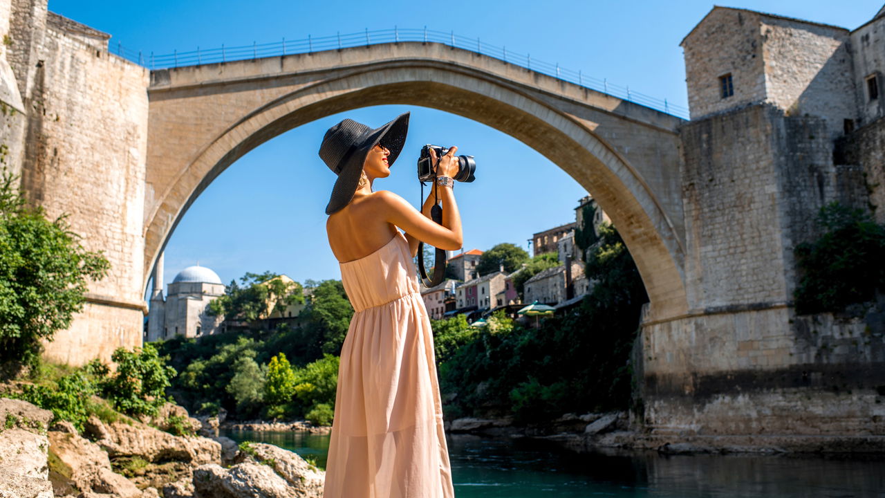 Essa cidade esquecida do Leste Europeu guarda uma ponte que mudou tudo