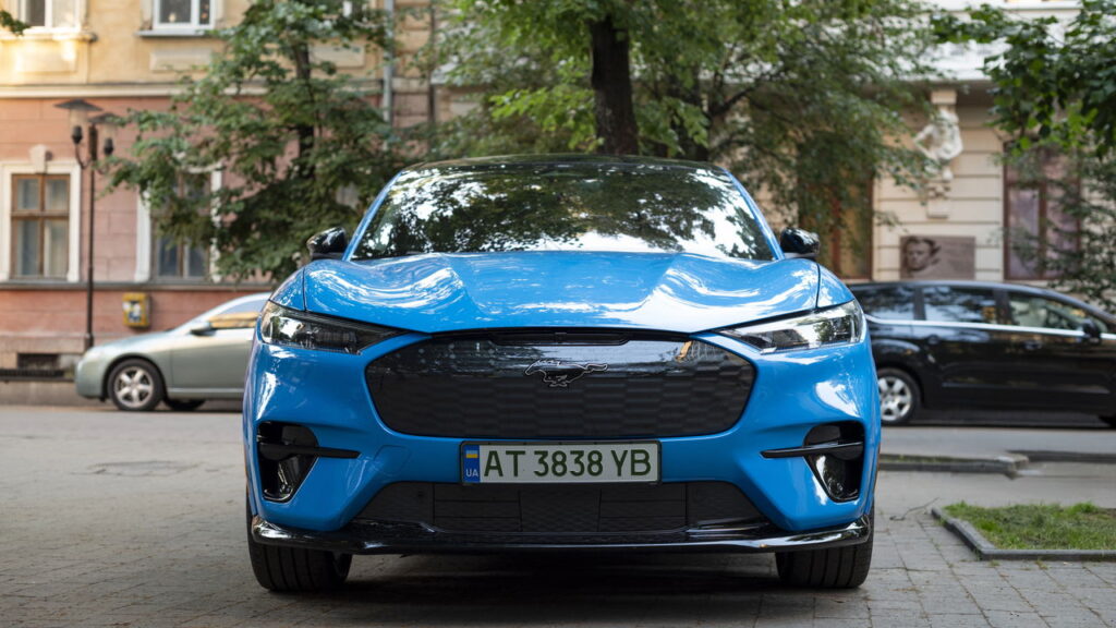 Ford lança SUV elétrico com recarga automática em movimento