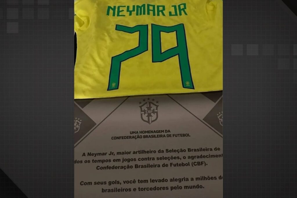Neymar ganha camisa da Seleção Brasileira como presente da CBF