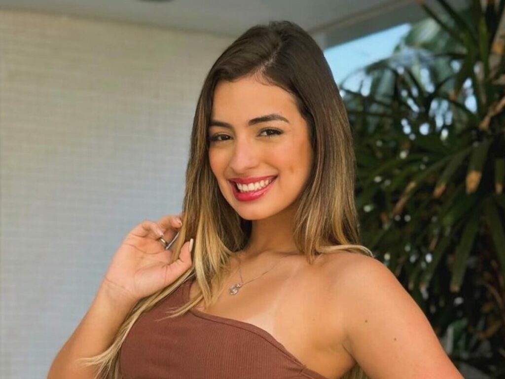 Julia Puzzuoli posa de biquíni vermelho durante passeio de barco