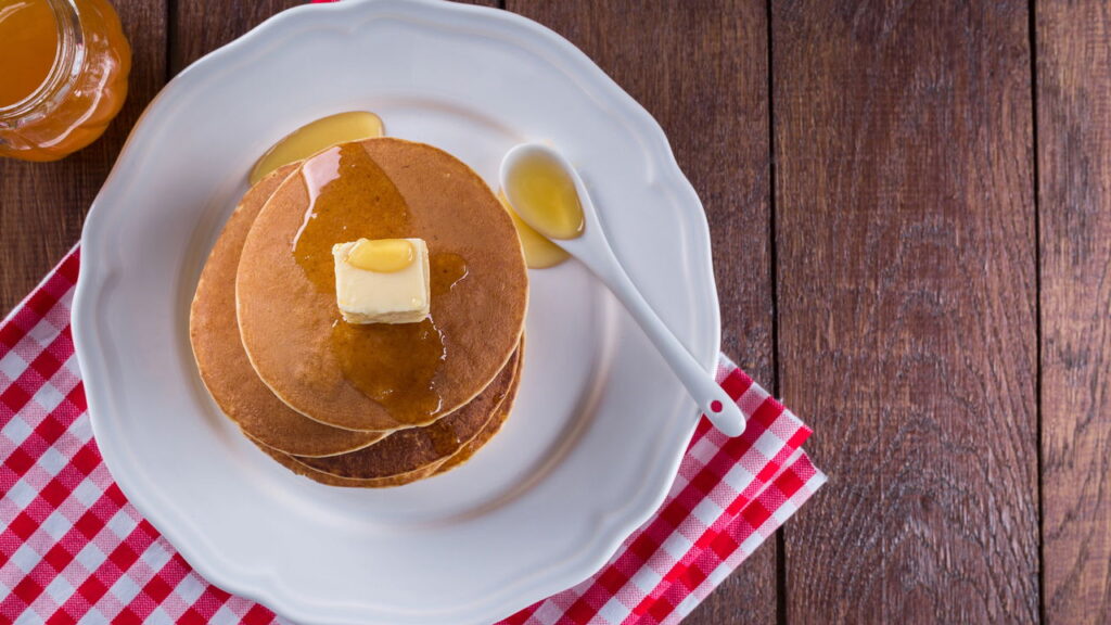 Panqueca americana leve com banana e mel

