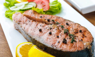 Salmão assado com crosta de limão e ervas frescas