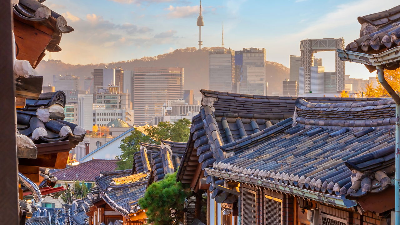 A cidade que surpreende ao unir tradição e paisagens futuristas em cada esquina