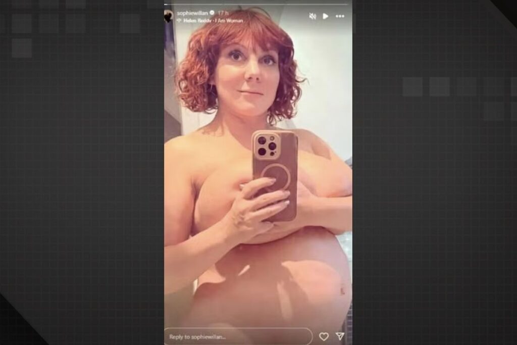 Sophie Willan posa nua e exibe gravidez