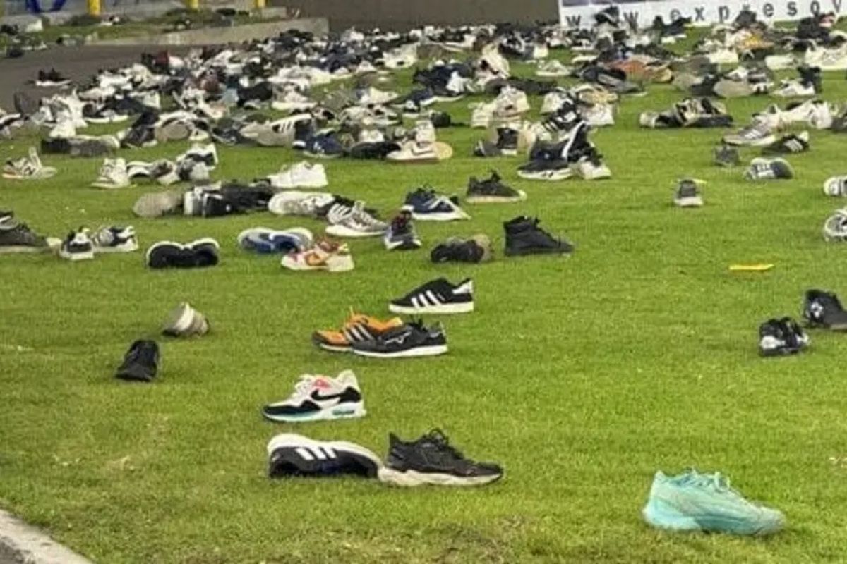 Torcida do Millonarios atira sapatos em campo