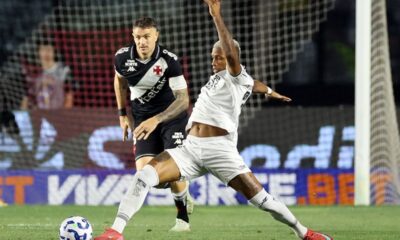 Disputa entre Vegetti e Danilo. Foto: Vitor Silva/Botafogo