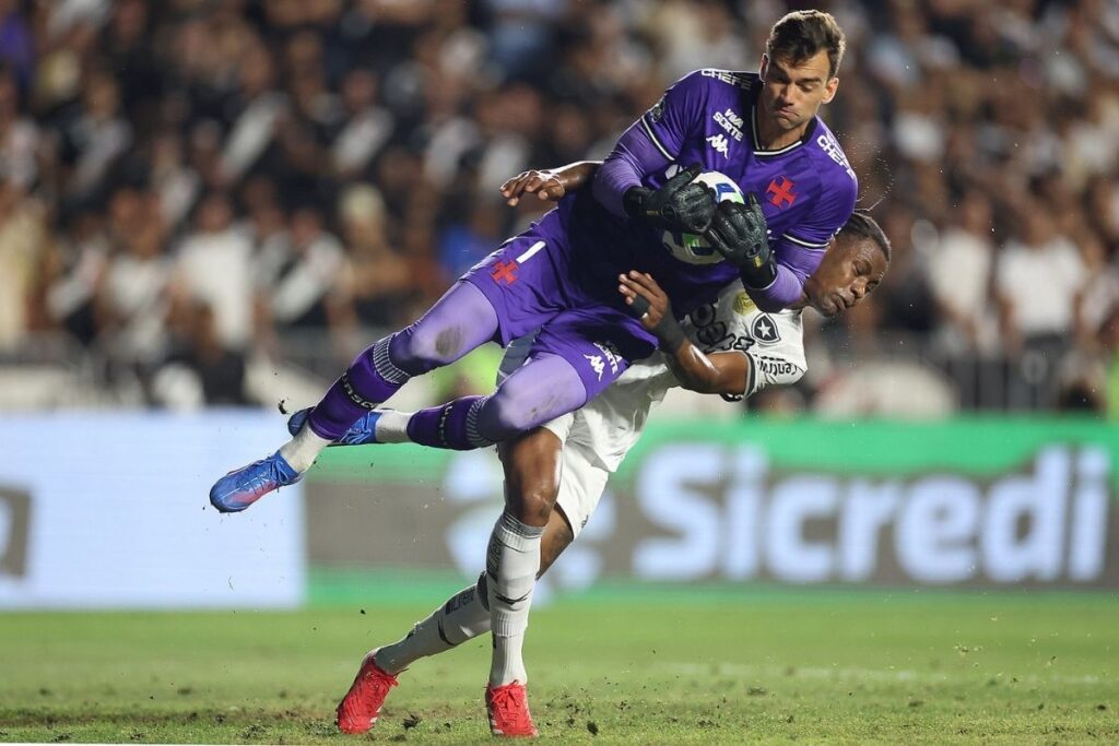Léo Jardim e Kaio Pantaleão em disputa de bola. Foto: Vitor Silva/Botafogo