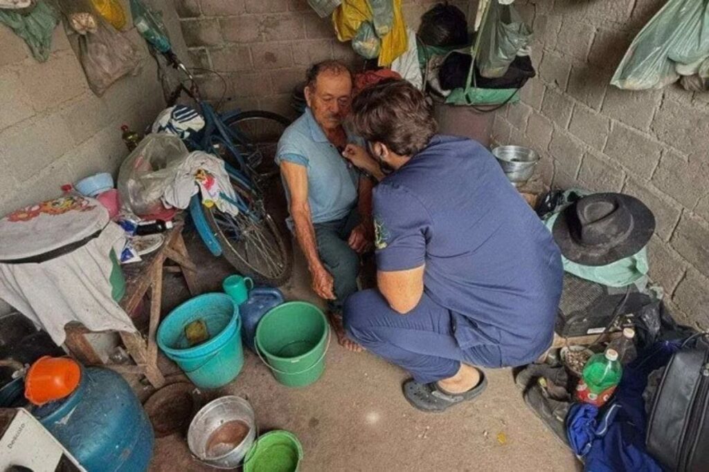 Médico Douglas Ciríaco com presentes de pacientes na zona rural de AL