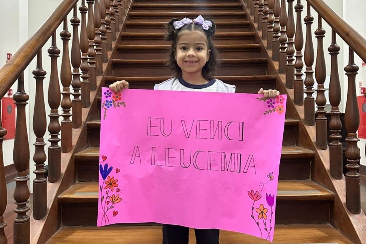 Criança de 6 anos volta às aulas após se curar da leucemia no Rio