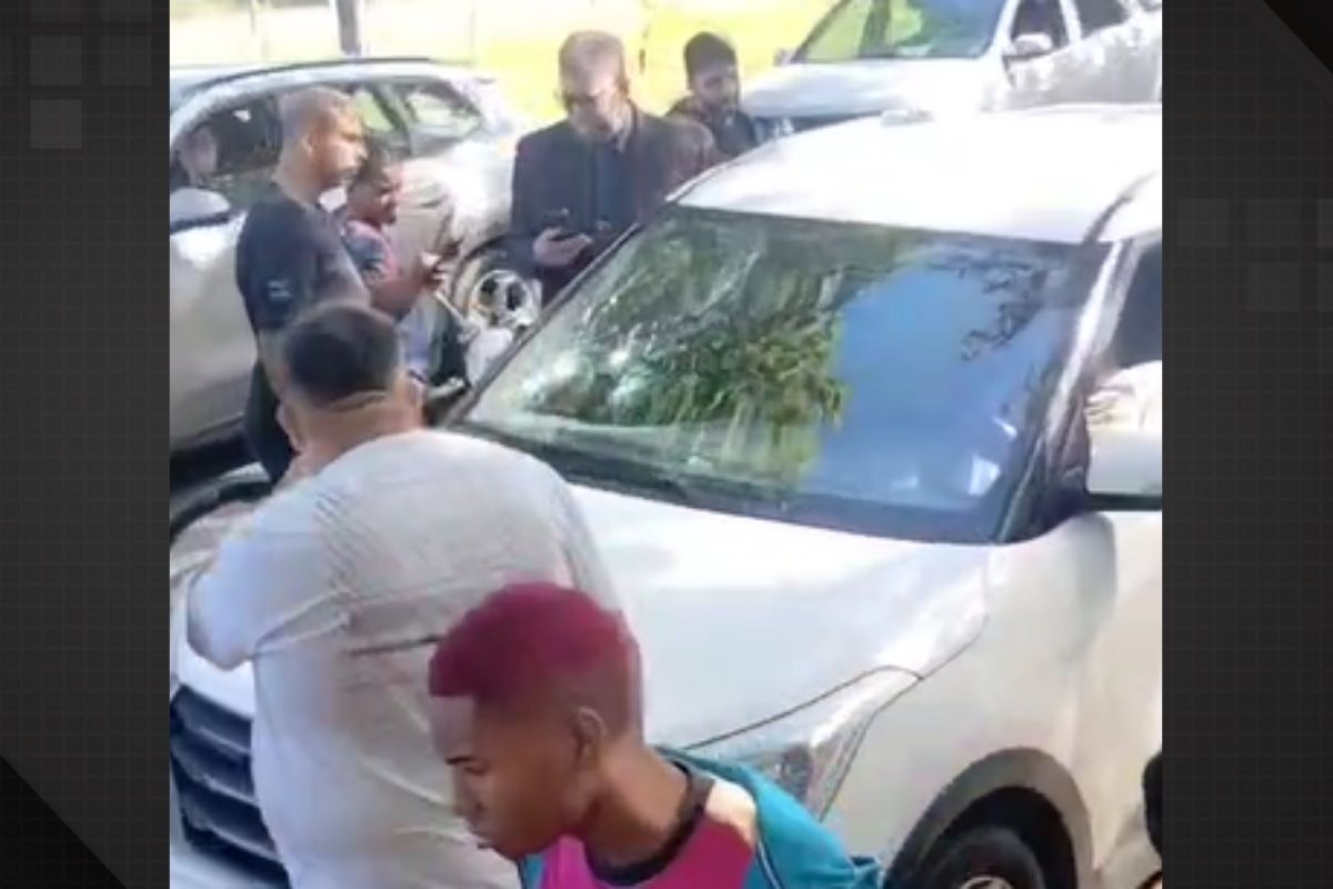 Carro com para-brisa perfurado após execução a tiros na Barra da Tijuca