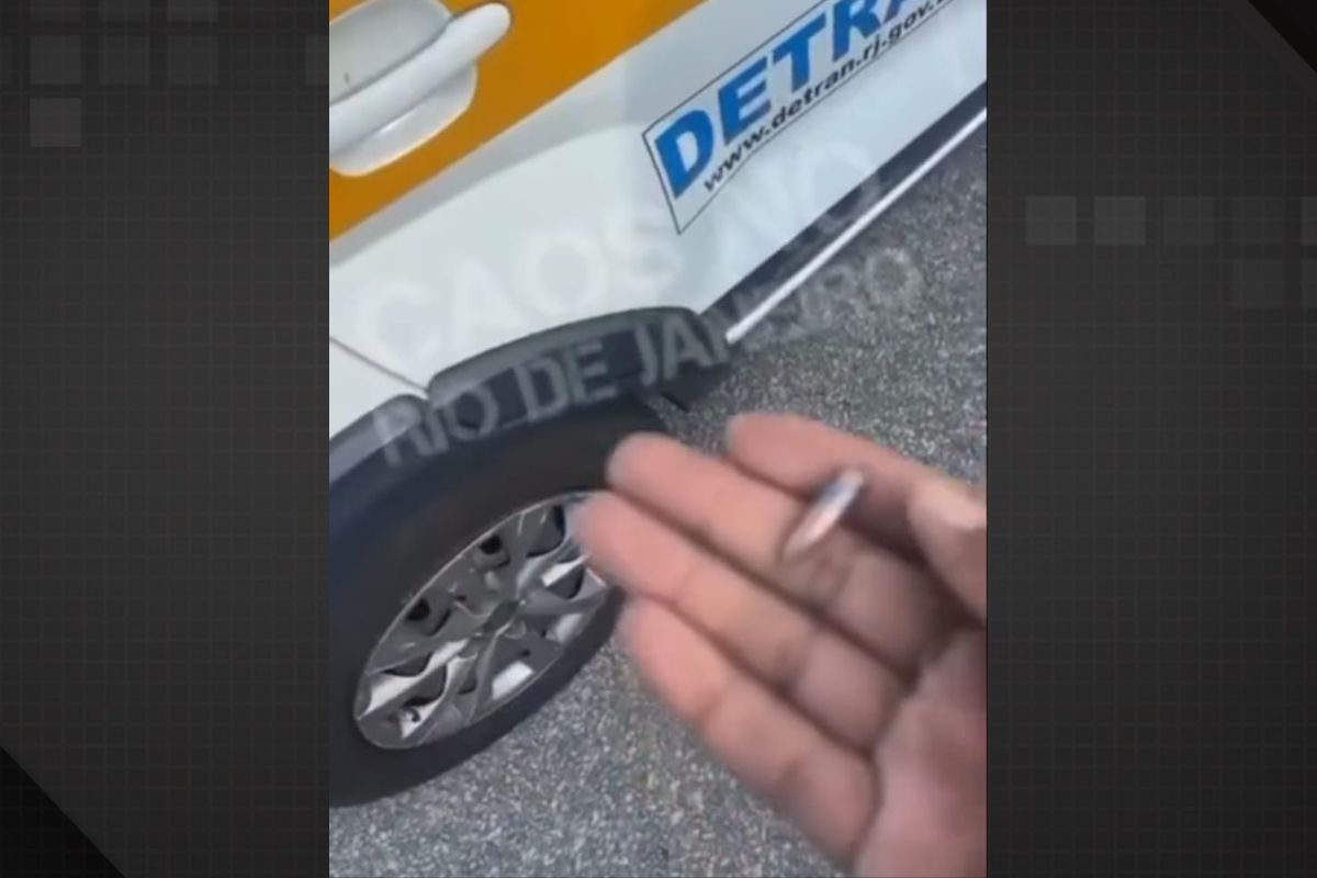 Tiro atinge carro de autoescola durante aula em Cascadura