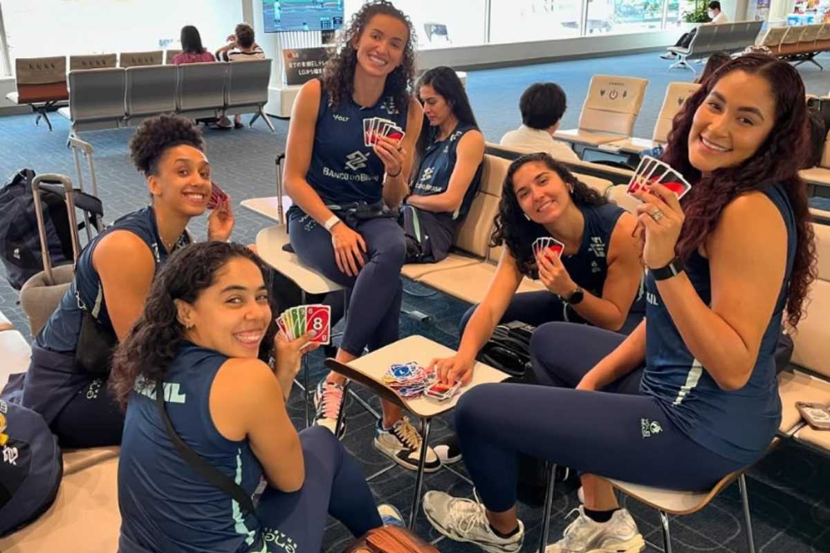 Seleção feminina realiza treinos em Okinawa antes de disputar o Mundial de Vôlei na Tailândia.