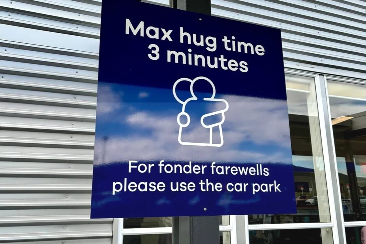 Aeroporto da Nova Zelândia limita abraços de despedida a 3 minutos