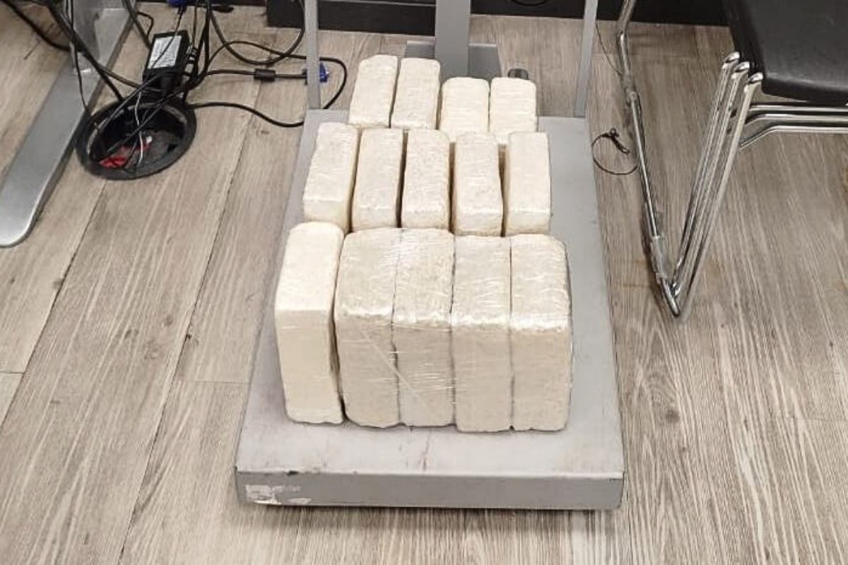 Mulher é presa com 14 kg de cocaína em carro de aplicativo no RJ