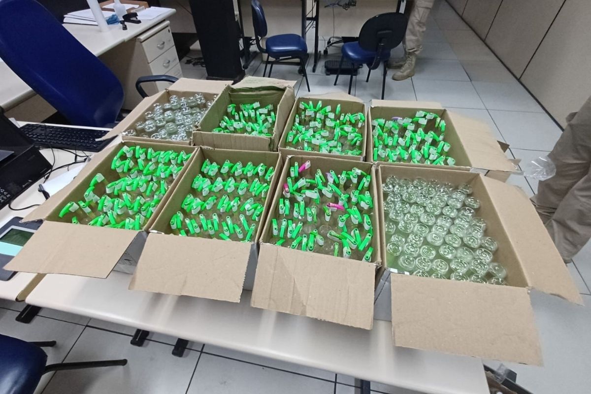 PRF apreende mais de mil frascos de lança-perfume e drogas sintéticas em ônibus na BR-040