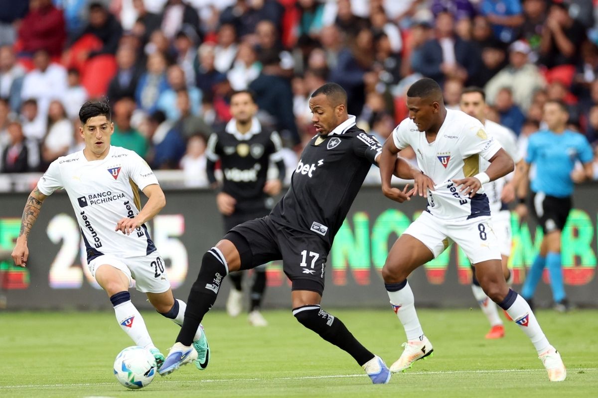 Marlon Freitas em campo pelo Botafogo