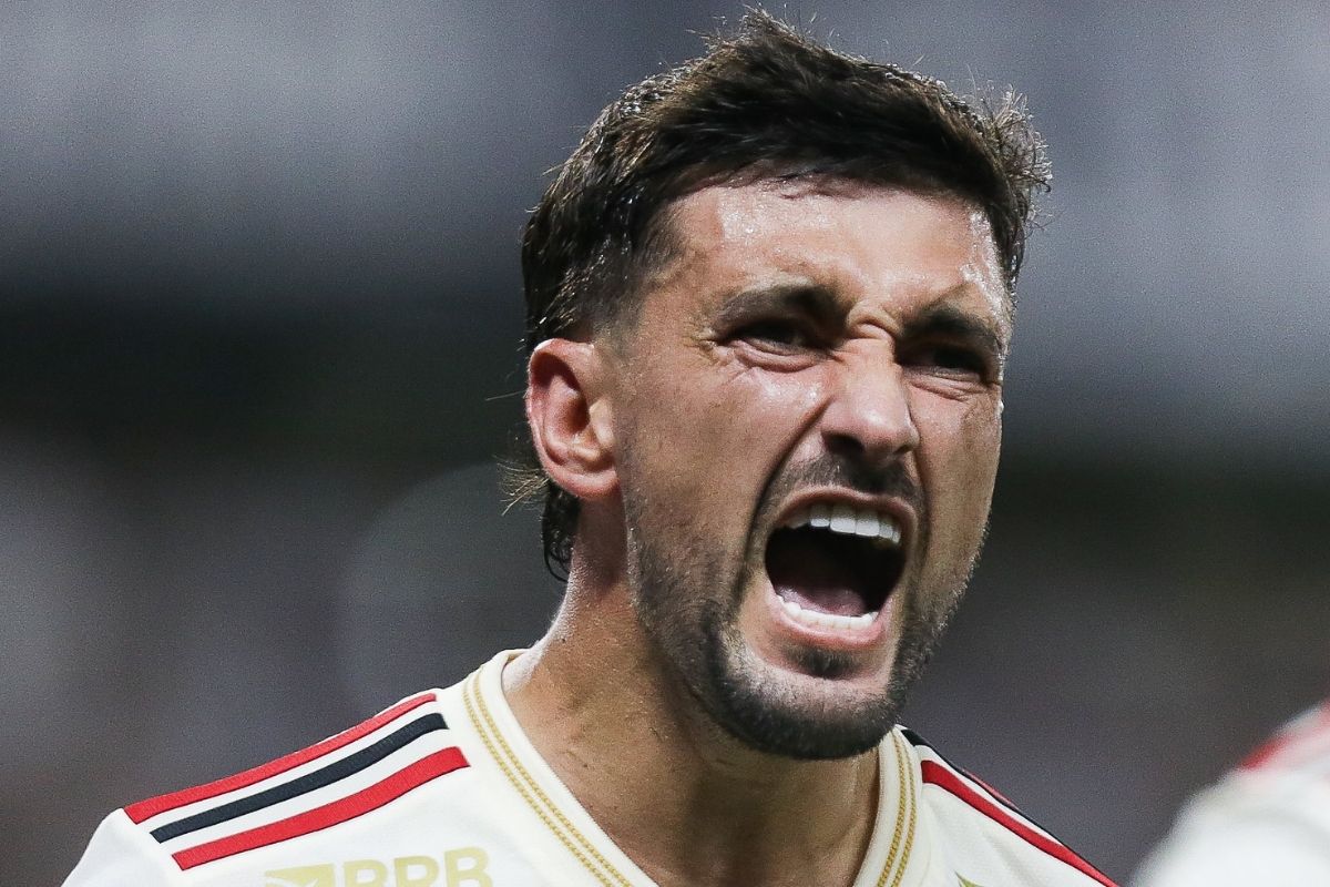 Arrascaeta celebra gol sobre o Ceará.