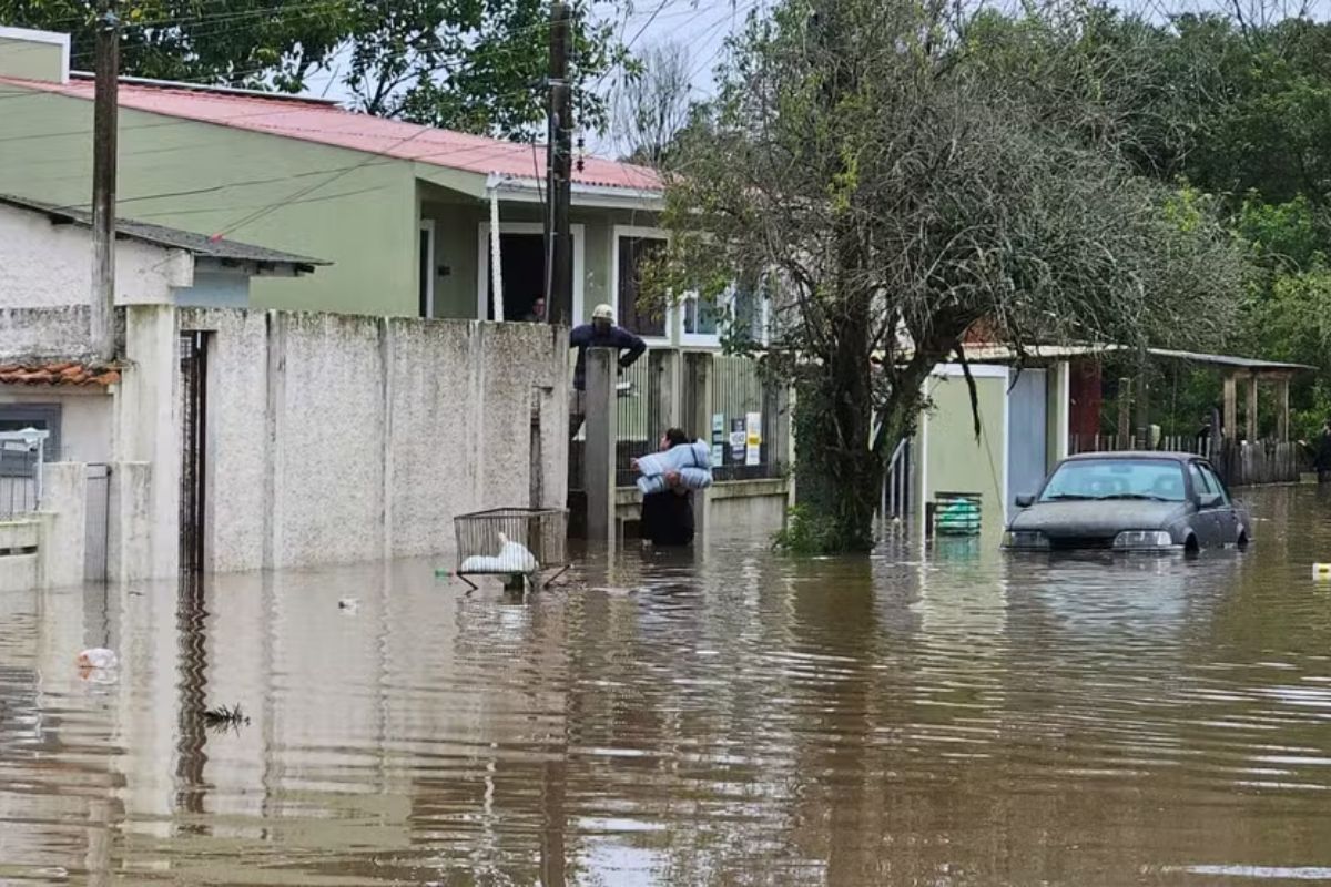 Chuvas no RS deixam 34 municípios em alerta e centenas desalojados