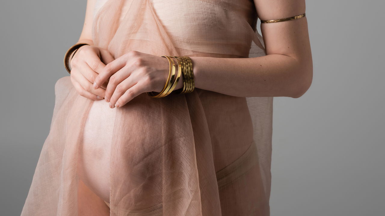 Acessórios dourados conquistam espaço em diferentes estilos