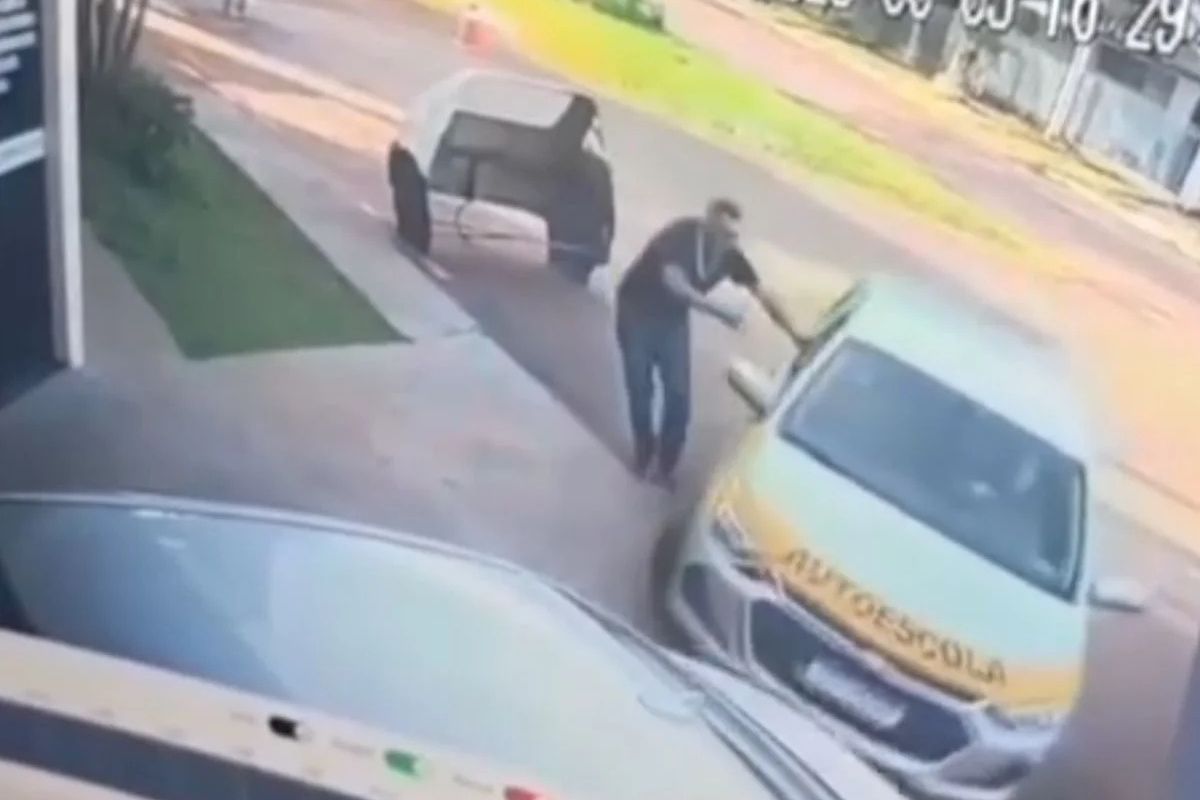 Aluna invade autoescola após erro em baliza