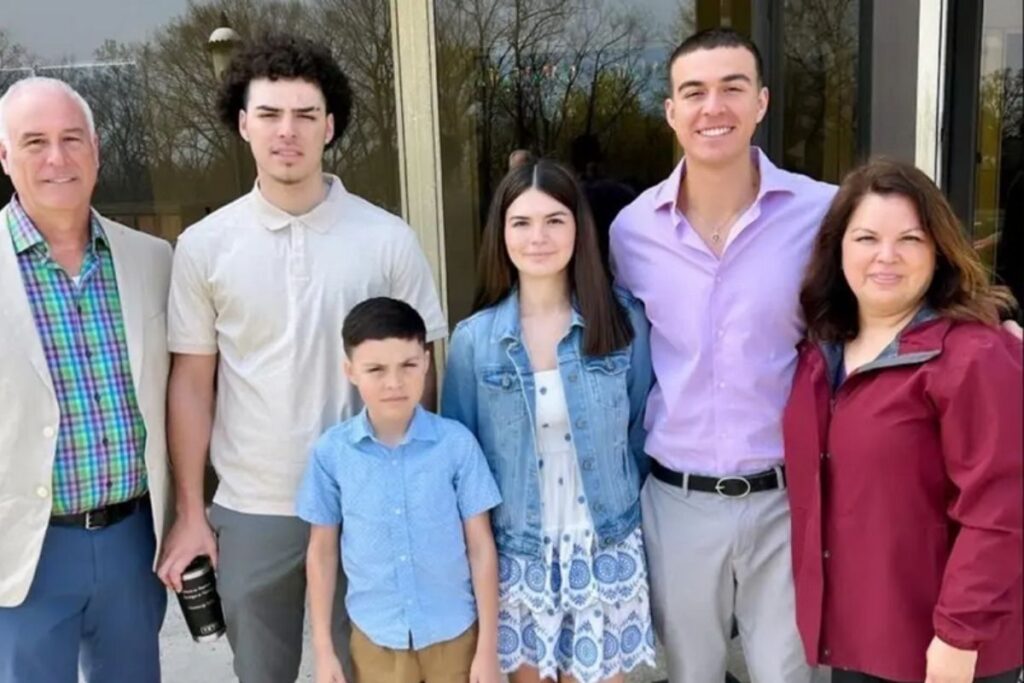 Casal morre em acidente após deixar filho na faculdade