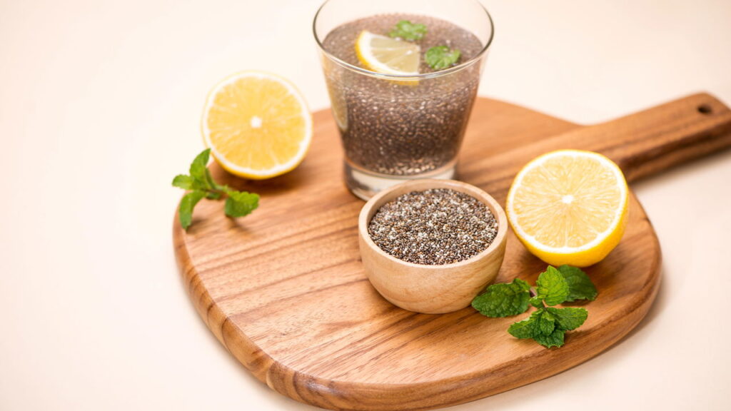 Água de chia ou água com limão? Qual beber com o estômago vazio pela manhã para melhorar a saúde