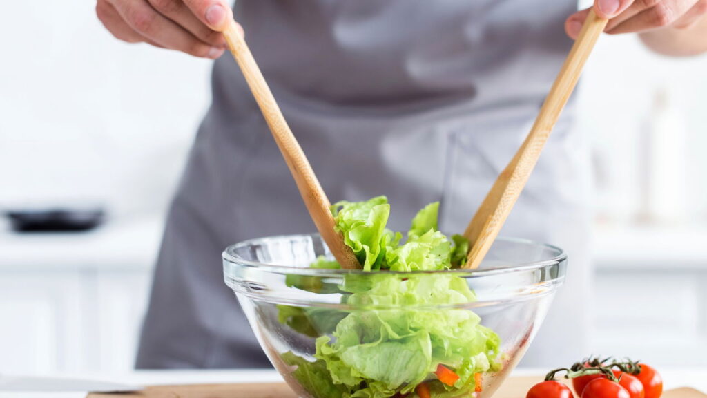 Verdura comum em casa ajuda a dormir e é boa para a dieta