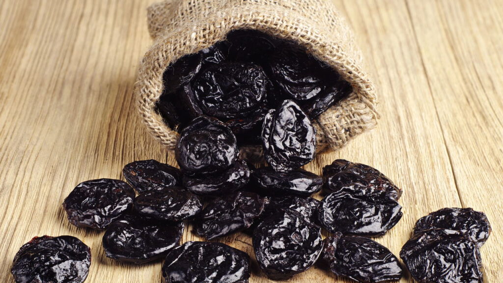 Fruta seca rica em fibras fortalece ossos e melhora os músculos depois dos 45 anos