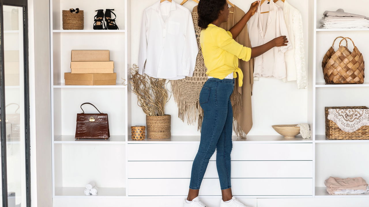 Guardar menos peças facilita o estilo com o armário cápsula