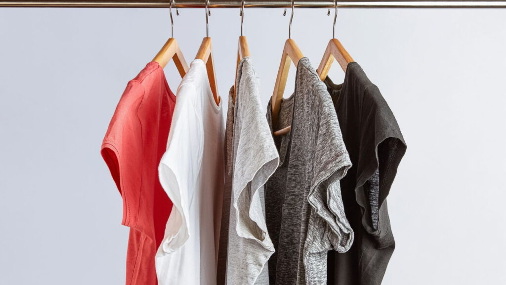 Guardar menos peças facilita o estilo com o armário cápsula