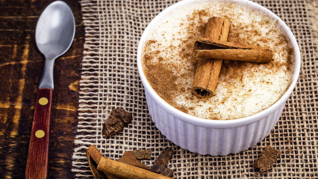 Receita de arroz doce cremoso que virou febre em 2025
