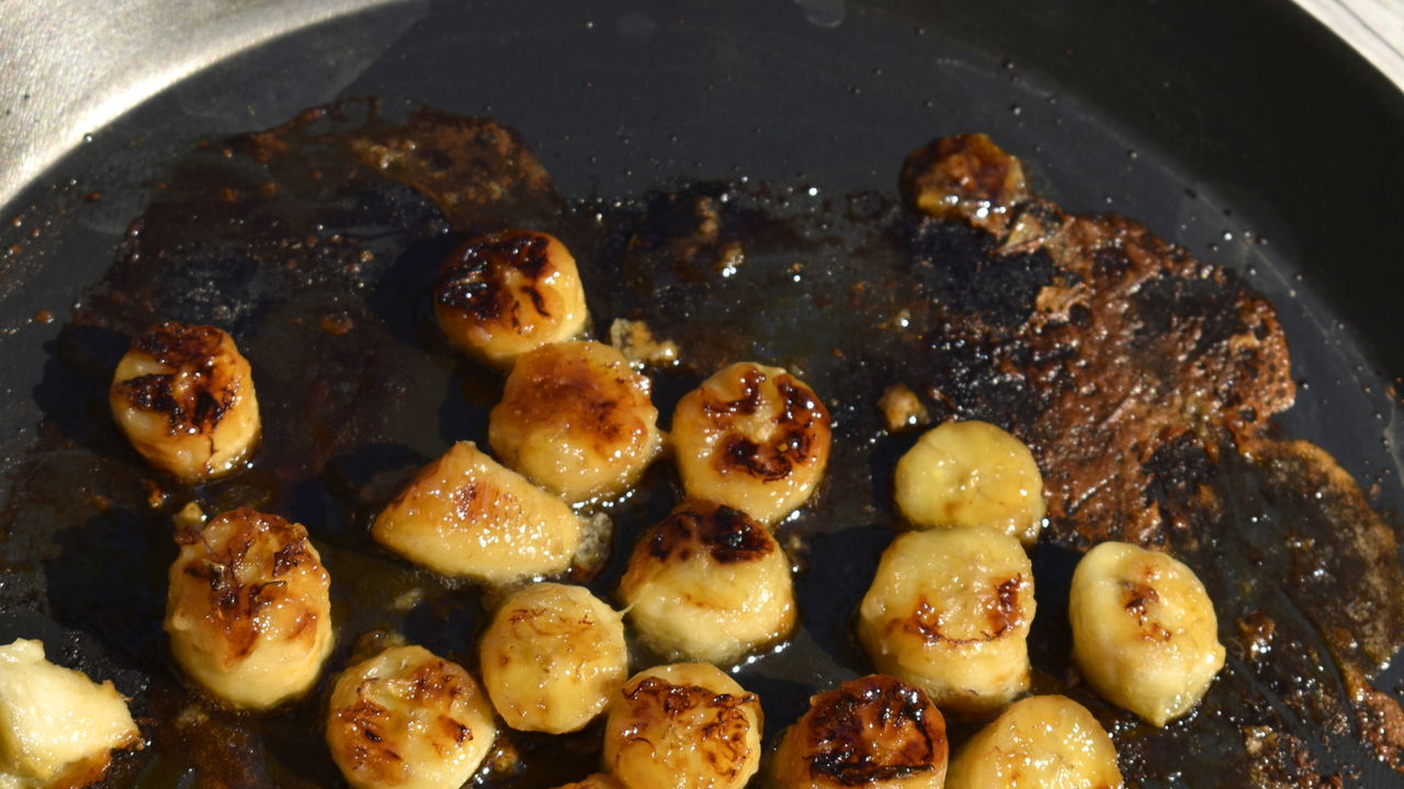 Essa banana assada com canela parece feita por chef