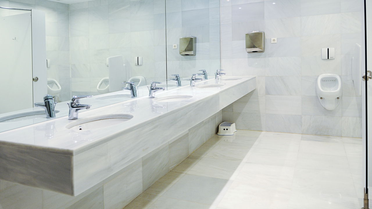 Pessoas que deixam banheiros limpos mostram qualidades únicas