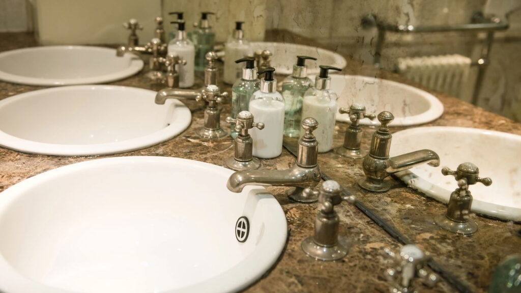 Pessoas que deixam banheiros limpos mostram qualidades únicas