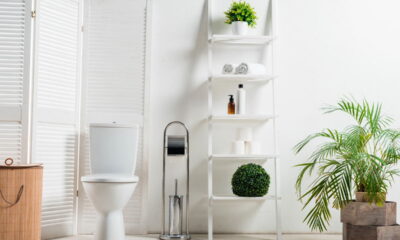 Como usar prateleiras para otimizar banheiros pequenos