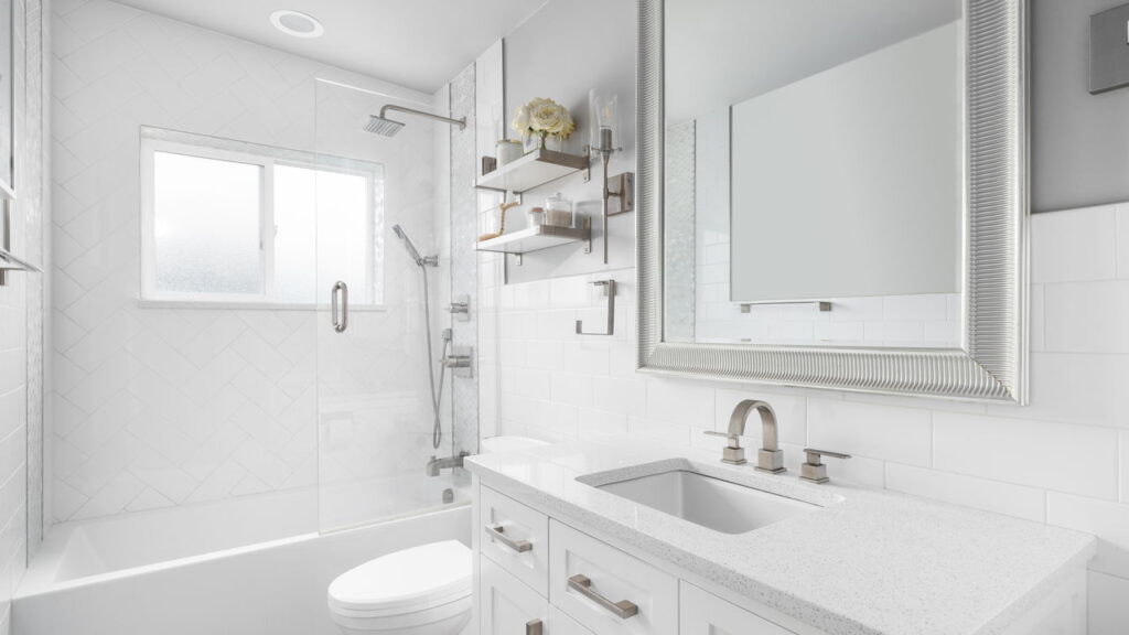 Como usar prateleiras para otimizar banheiros pequenos