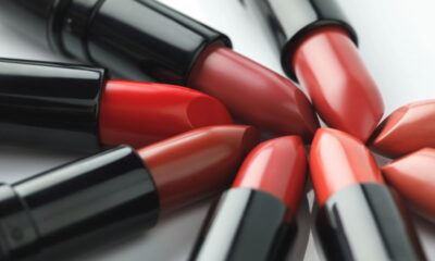 Escolher batom vermelho ideal transforma o visual feminino