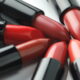 Escolher batom vermelho ideal transforma o visual feminino