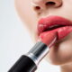 Como aplicar batom e aumentar sua fixação de forma prática
