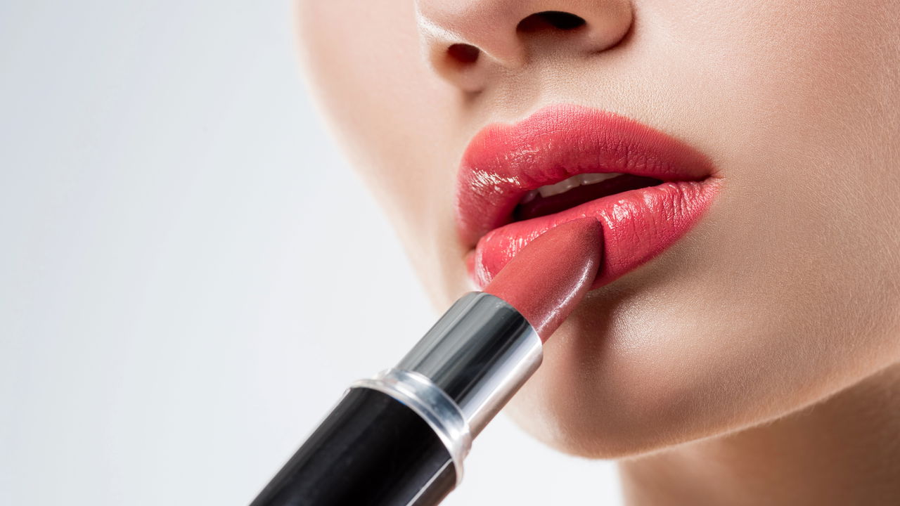 Como aplicar batom e aumentar sua fixação de forma prática